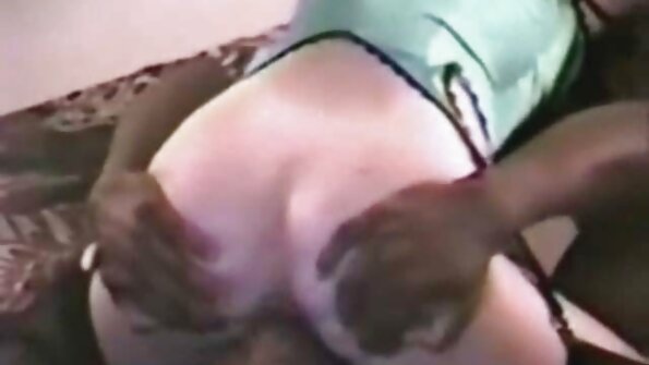 اثنين من الفتيات في السرير, تقبيل مثلية سك عالمي مترجم لعق