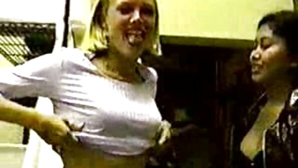 امرأة سمراء مع كبير سكس عالمي احترافي مترجم الثدي الساخنة مارس الجنس في بوسها الرطب في الصالة الرياضية